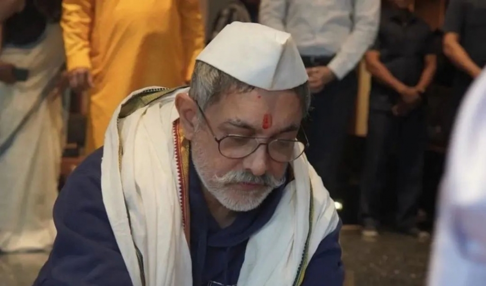 आमीर ने सिर पर नेहरू टोपी और माथे पर तिलक लगाकर पूजा की|